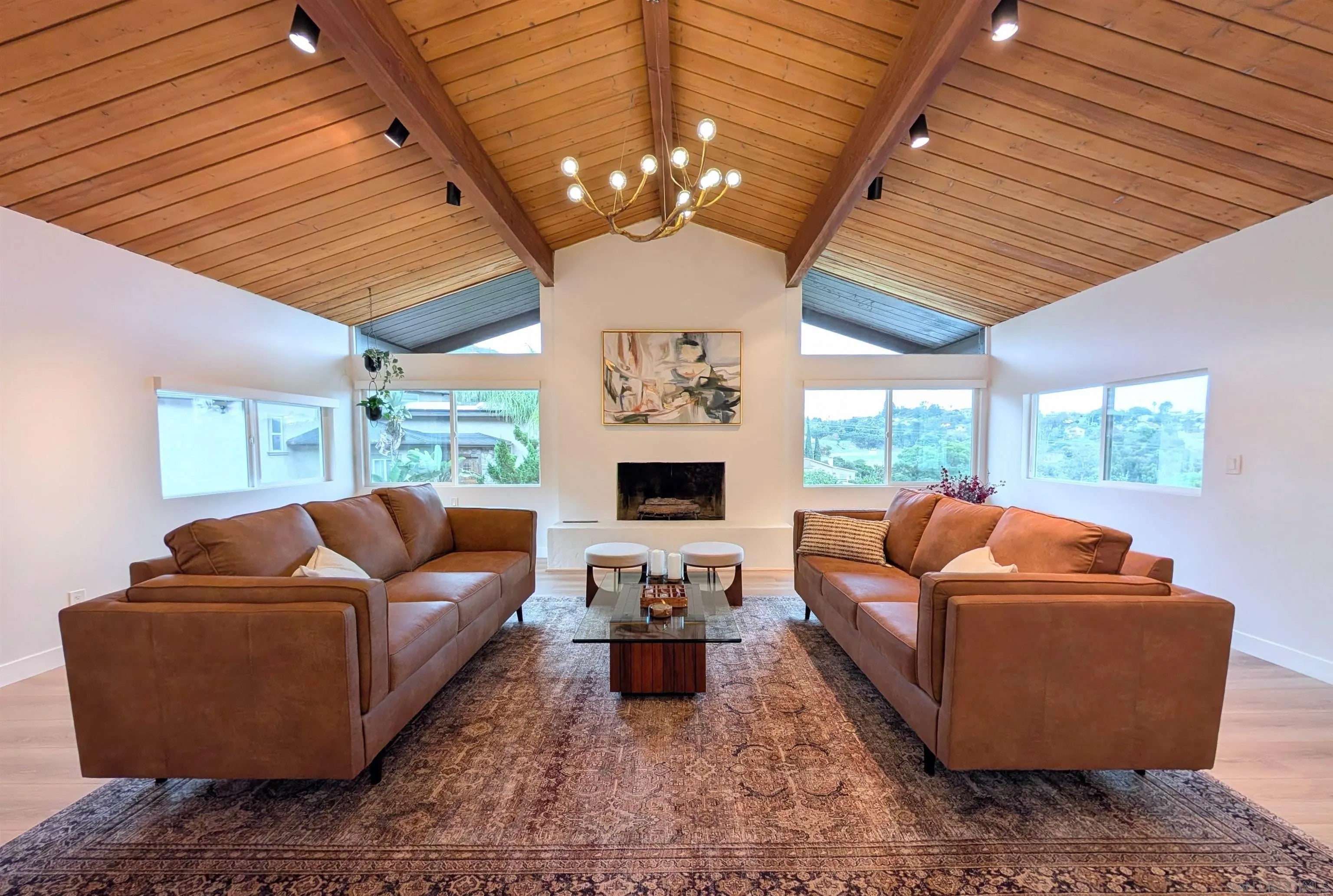 4242 Avenida Gregory