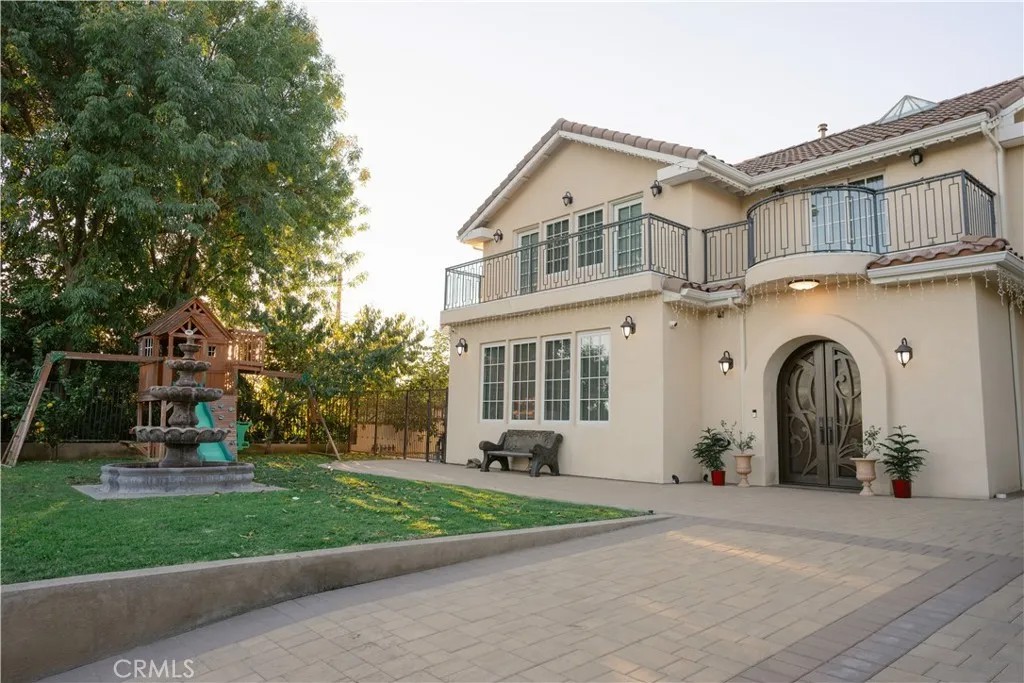 1135 E Verdugo Avenue