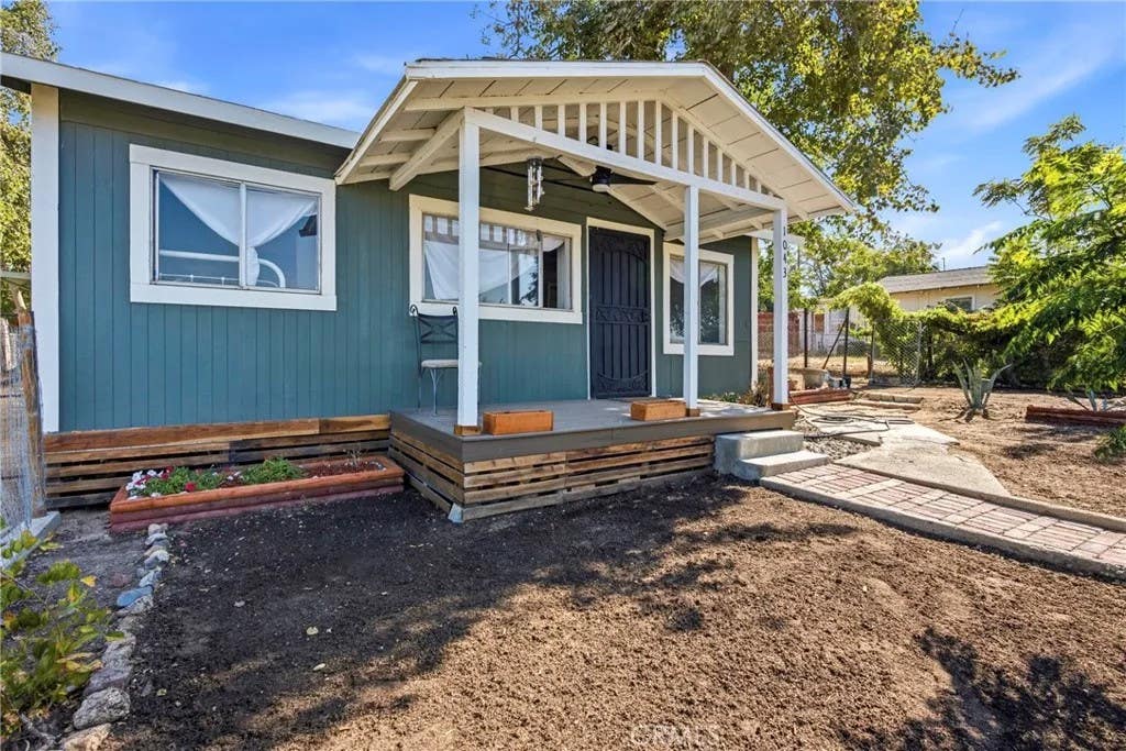 Photo of 1043 Wood Street, Taft, CA 93268 (MLS # NS26171994)