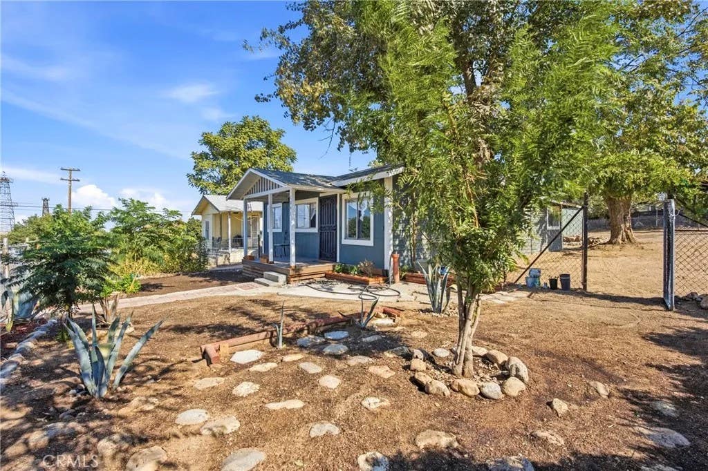 Photo of 1043 Wood Street, Taft, CA 93268 (MLS # NS26171994)