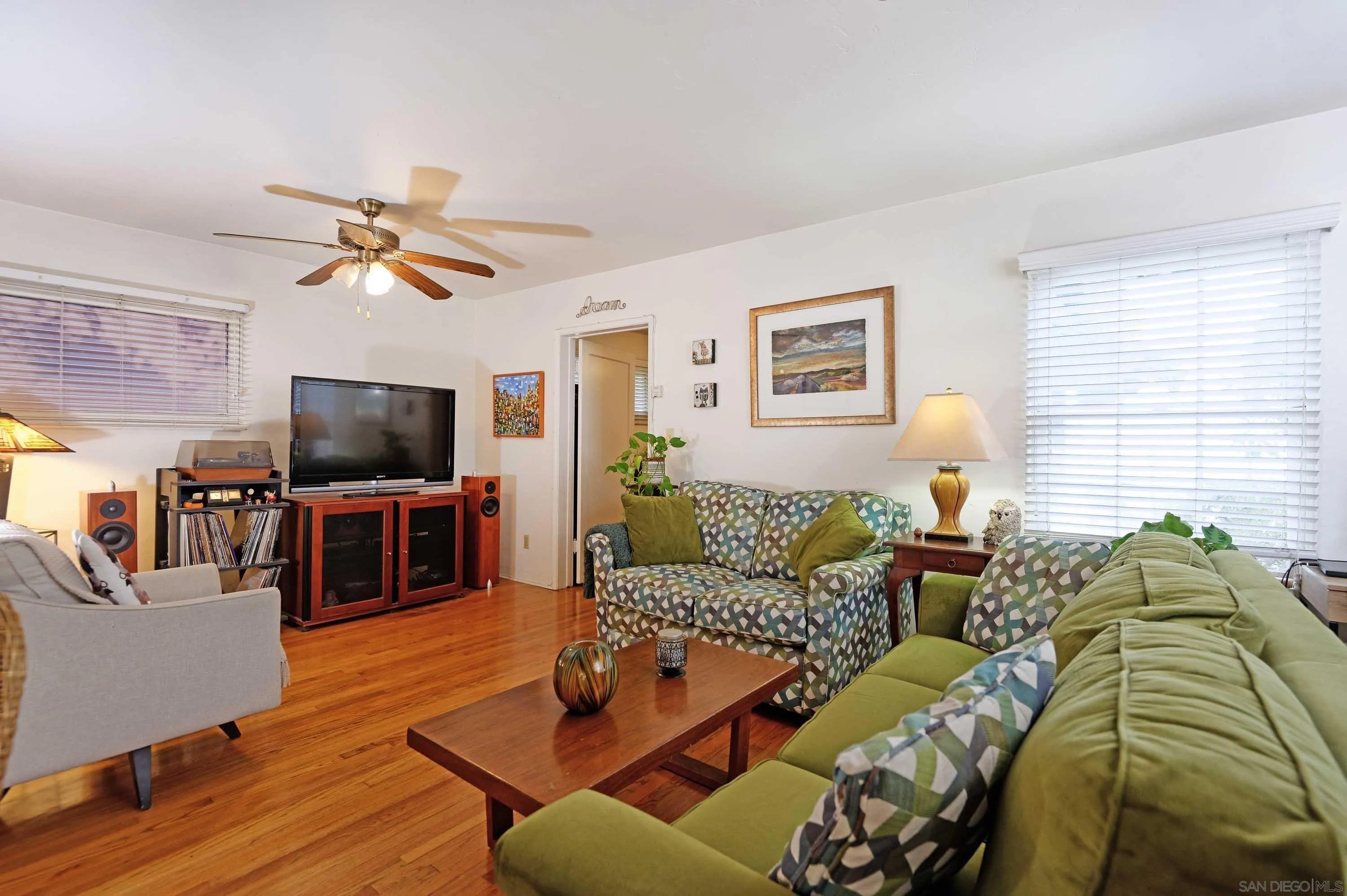 4568-70 Winona Ave