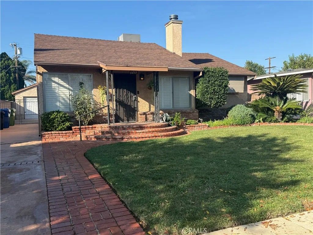 Photo of 6857 Chimineas, Reseda, CA 91335 (MLS # SR25279046)