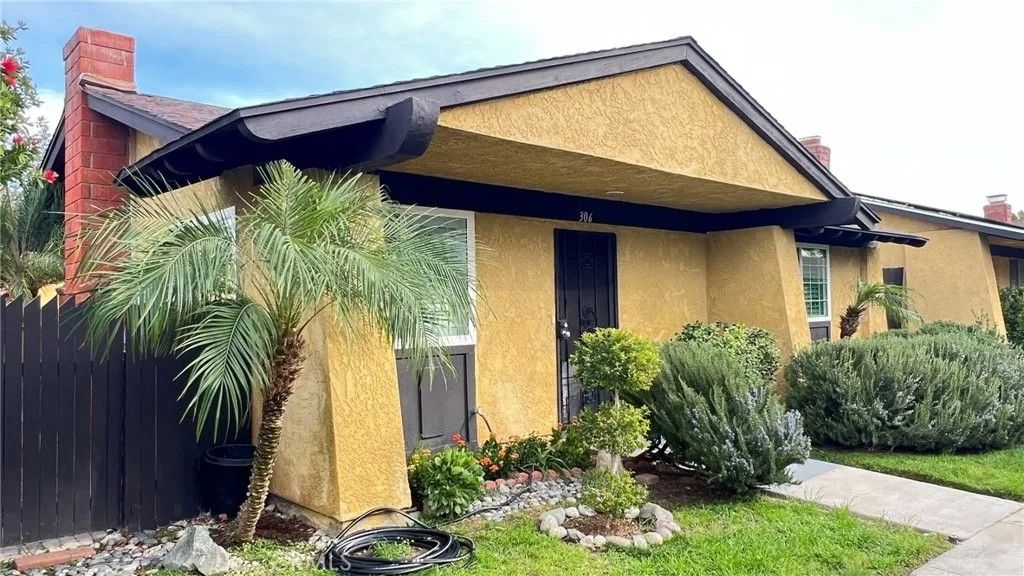 Photo of 306 E Thornton Ave, Hemet, CA 92543 (MLS # IG26030248)