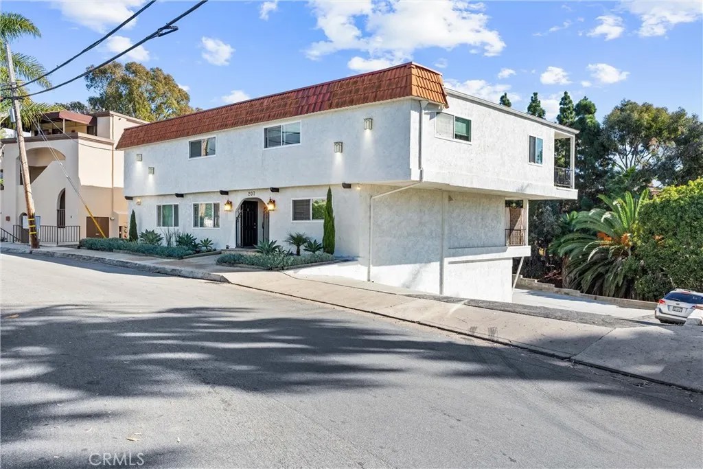 207 W Marquita