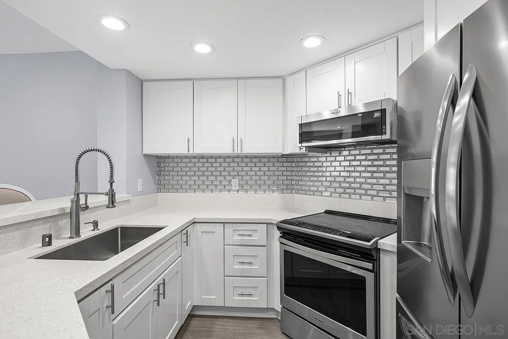 Photo of 640 Camino De La Reina #1206, San Diego, CA 92108 (MLS # 260004387)