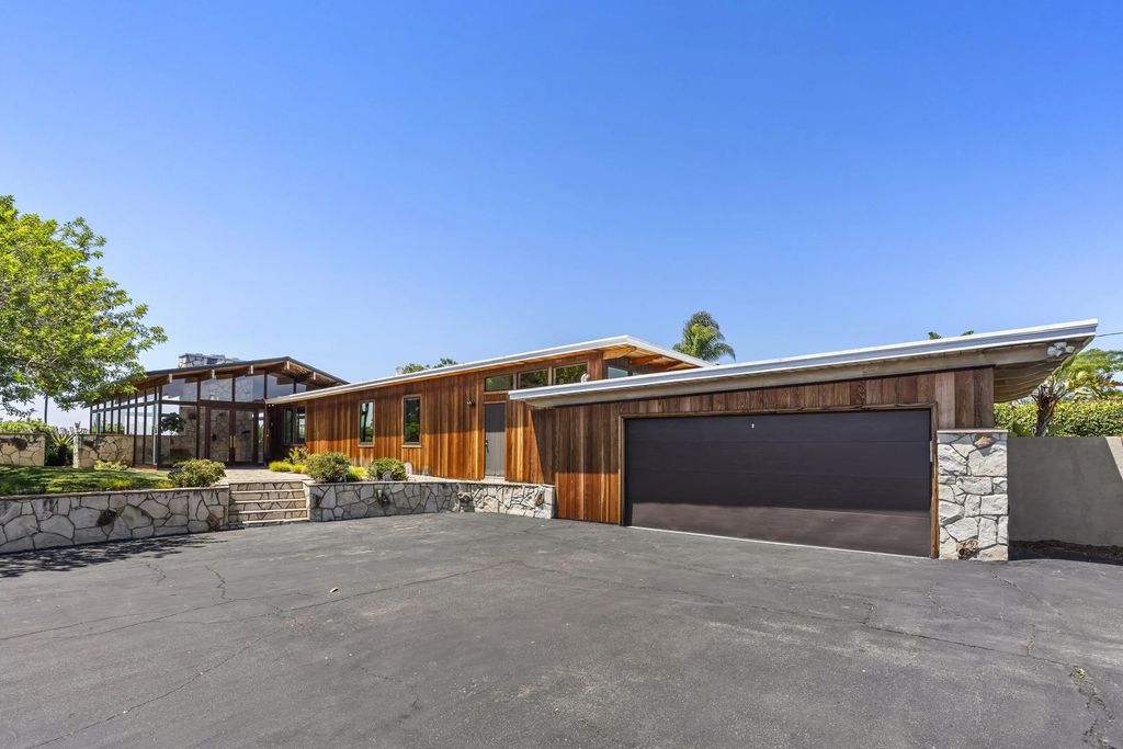Photo of 1226 Via Del Cerro, Vista, CA 92084 (MLS # 260011841)