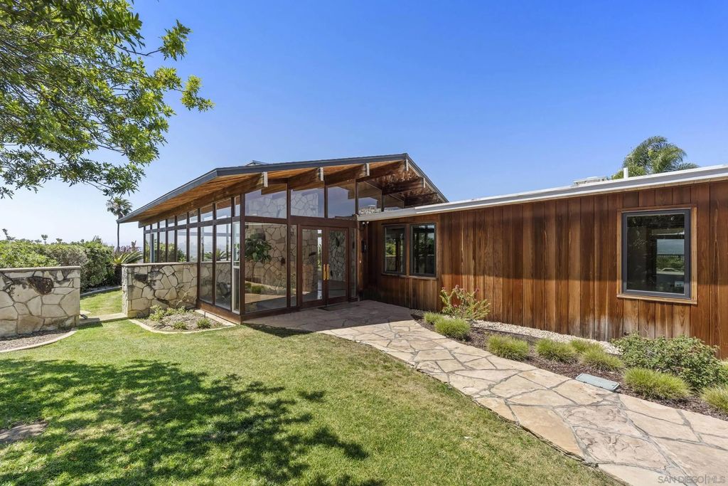Photo of 1226 Via Del Cerro, Vista, CA 92084 (MLS # 260011841)
