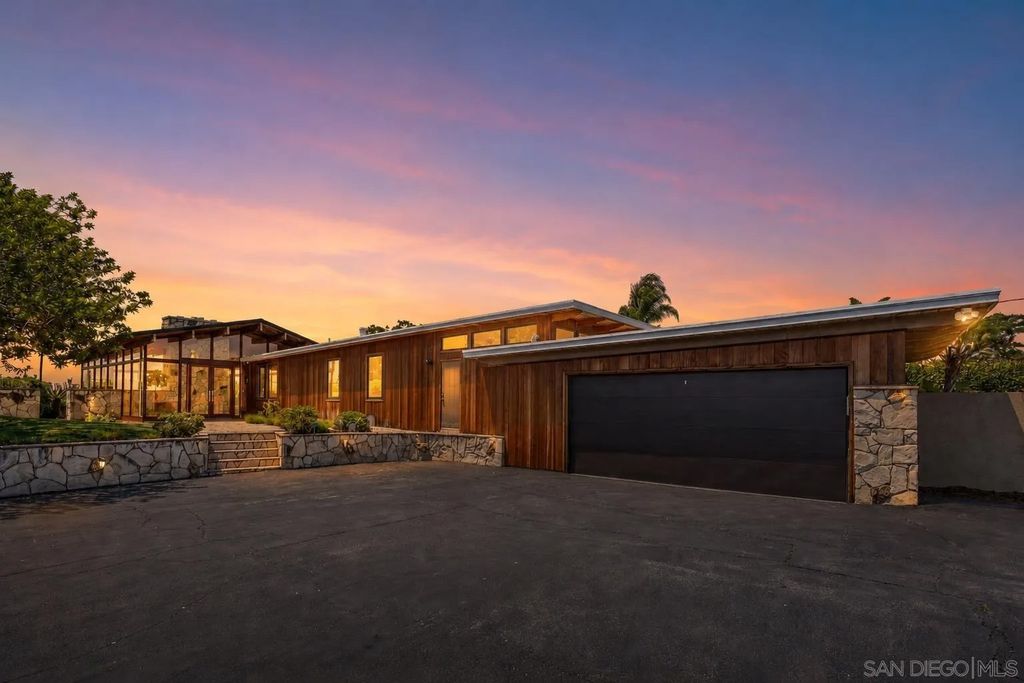 Photo of 1226 Via Del Cerro, Vista, CA 92084 (MLS # 260011841)