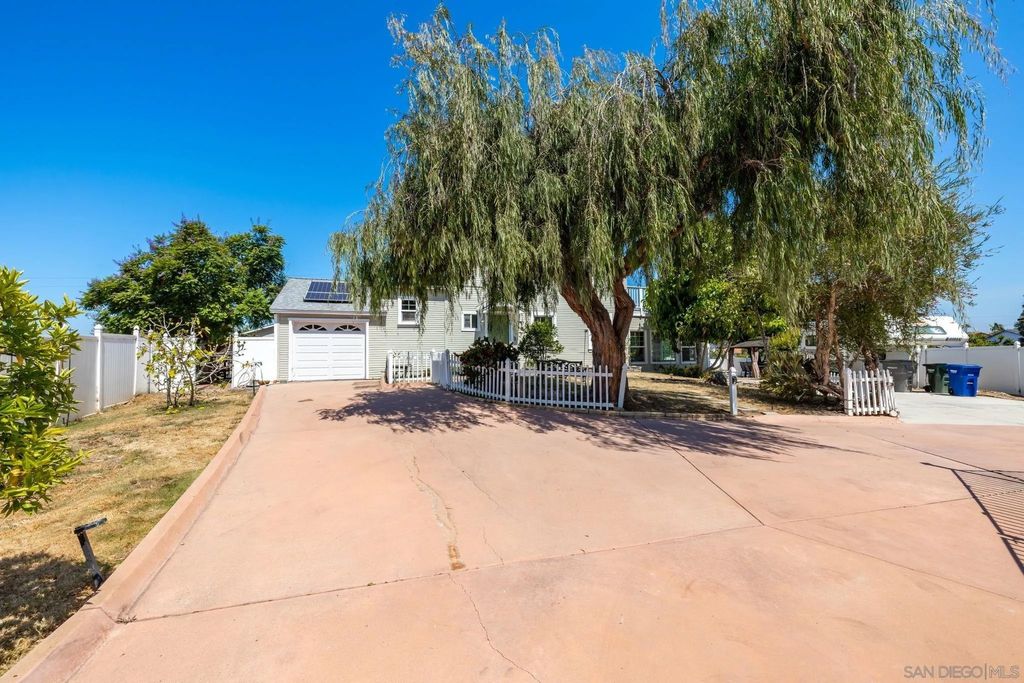Photo of 607 Rancho Vista Rd, Vista, CA 92083 (MLS # 260014734)