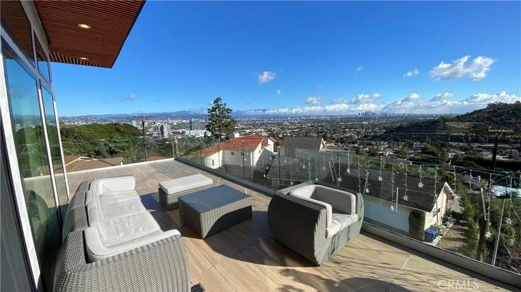 Photo of 7015 Wrightcrest Dr, Culver City, CA 90232 (MLS # SR26071156)