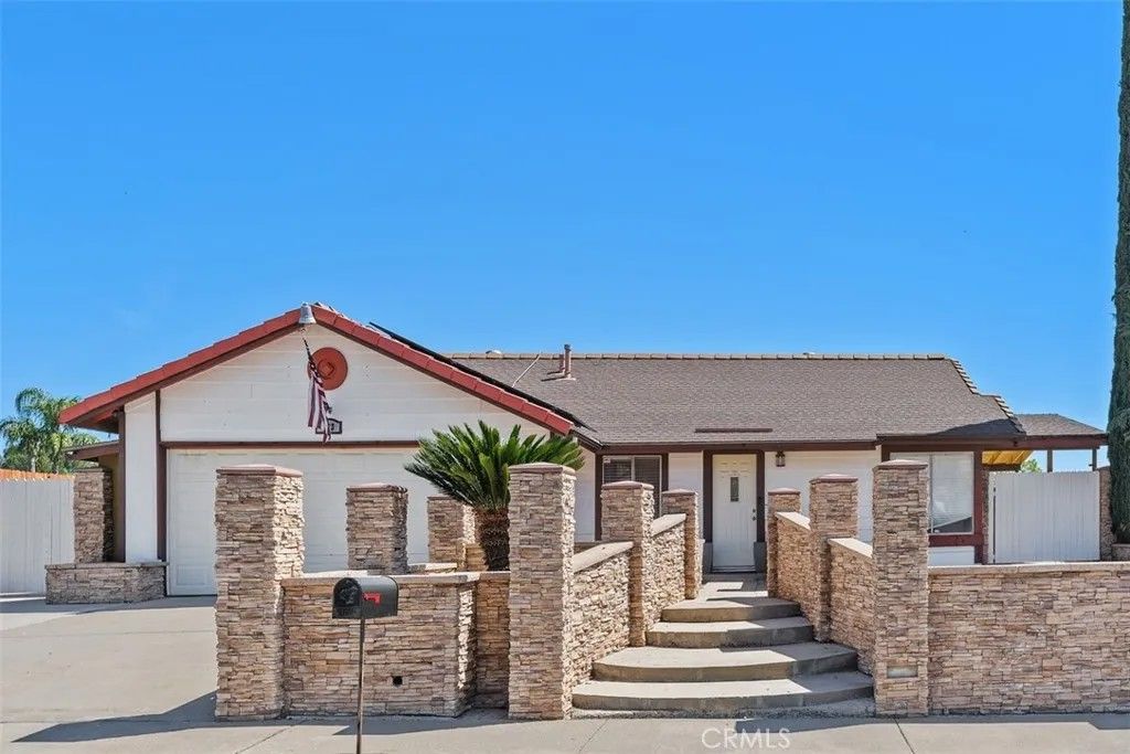 Photo of 233 Southshore Dr, Lake Elsinore, CA 92530 (MLS # OC26063528)