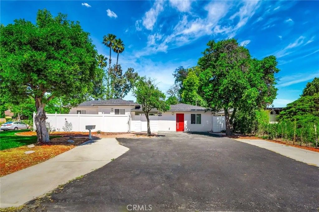 Photo of 7958 Amestoy Avenue, Van Nuys, CA 91406 (MLS # SR26014138)