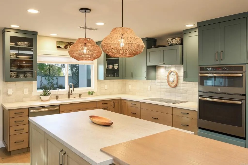 667 Solana Hills Court