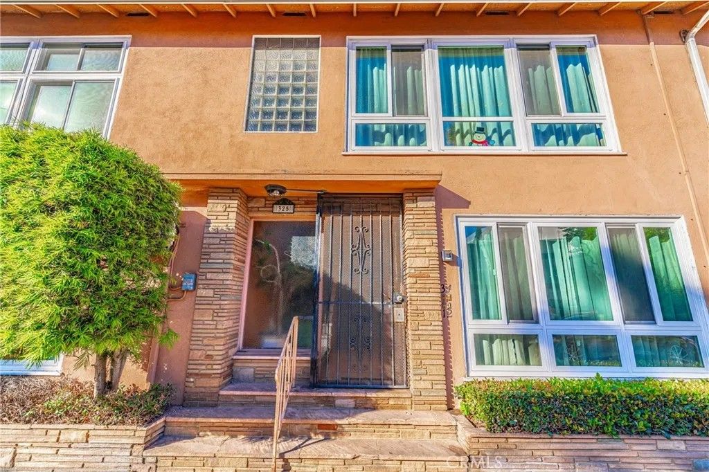 Photo of 325 Cedar Ave, Long Beach, CA 90802 (MLS # DW26027898)