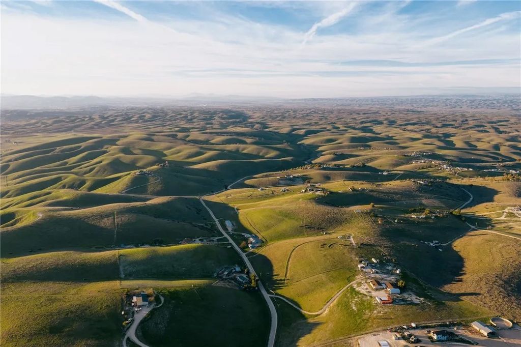 Photo of 3520 Yosemite Pl, Paso Robles, CA 93446 (MLS # NS26001819)