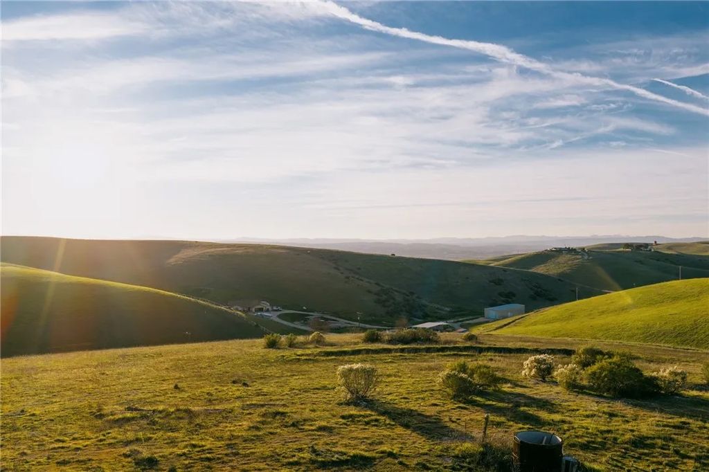 Photo of 3520 Yosemite Pl, Paso Robles, CA 93446 (MLS # NS26001819)