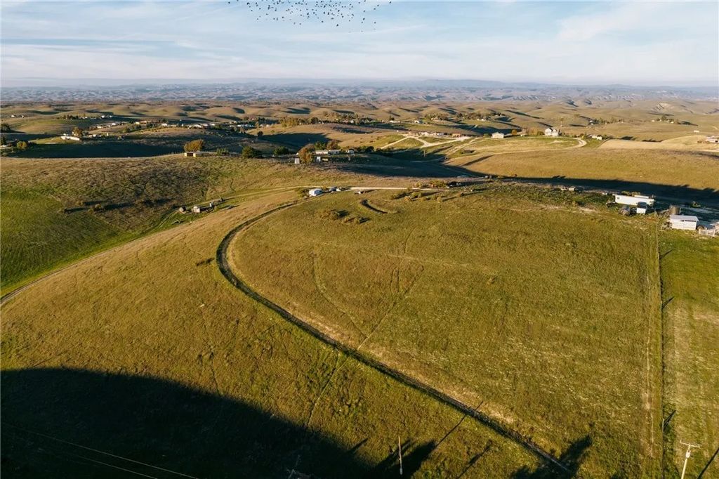 Photo of 3520 Yosemite Pl, Paso Robles, CA 93446 (MLS # NS26001819)