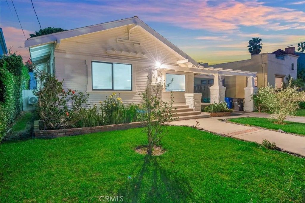 Photo of 346 Molino Ave, Long Beach, CA 90814 (MLS # RS26041611)