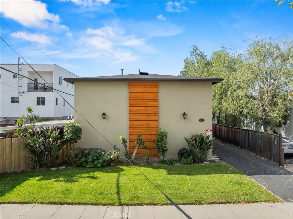 Photo of 5619 Irvine Avenue, North Hollywood, CA 91601 (MLS # SR26031123)