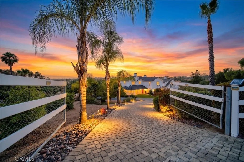 Photo of 1130 Sierra Bonita, Fallbrook, CA 92028 (MLS # SW26130793)