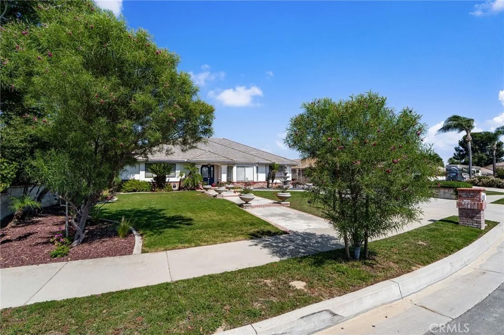 1701 S Elderberry