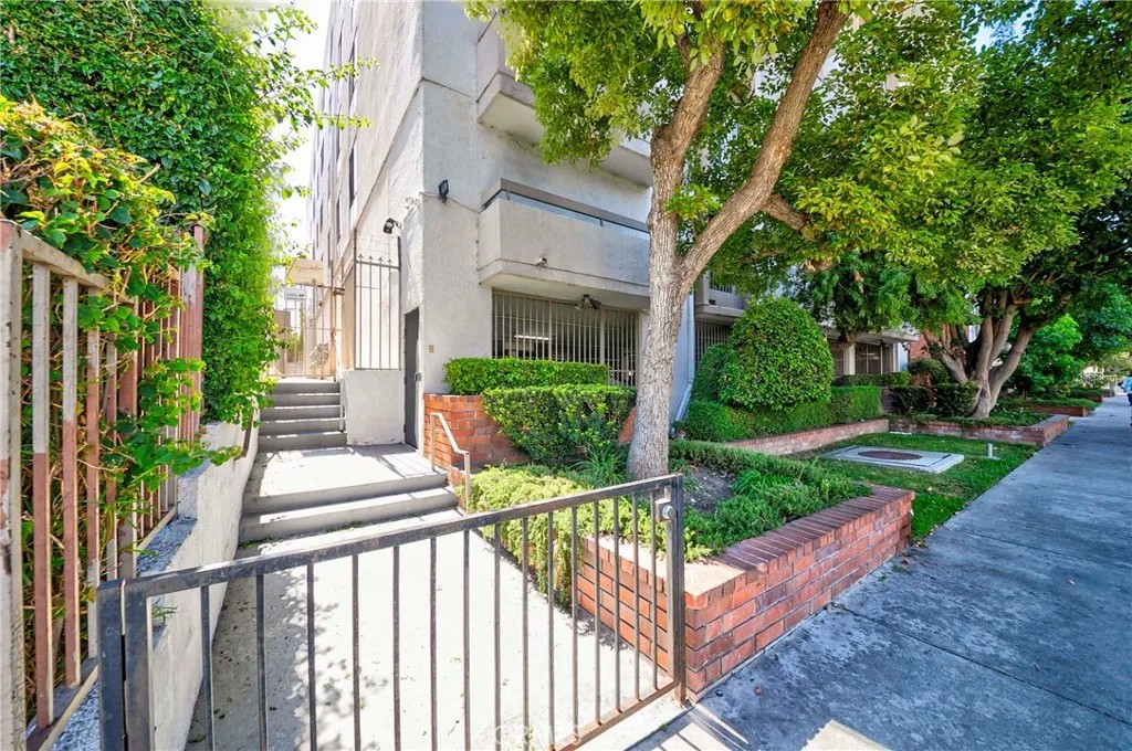 533 S St Andrews Place 408