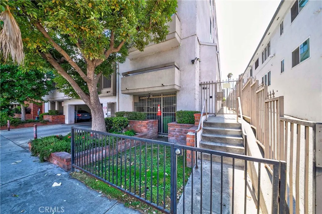 533 S St Andrews Place 408