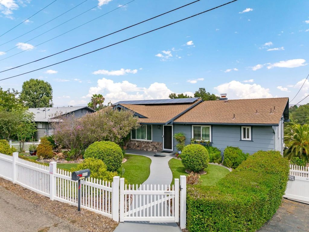 Photo of 1958 Lejos Dr, Escondido, CA 92025 (MLS # 260010887)