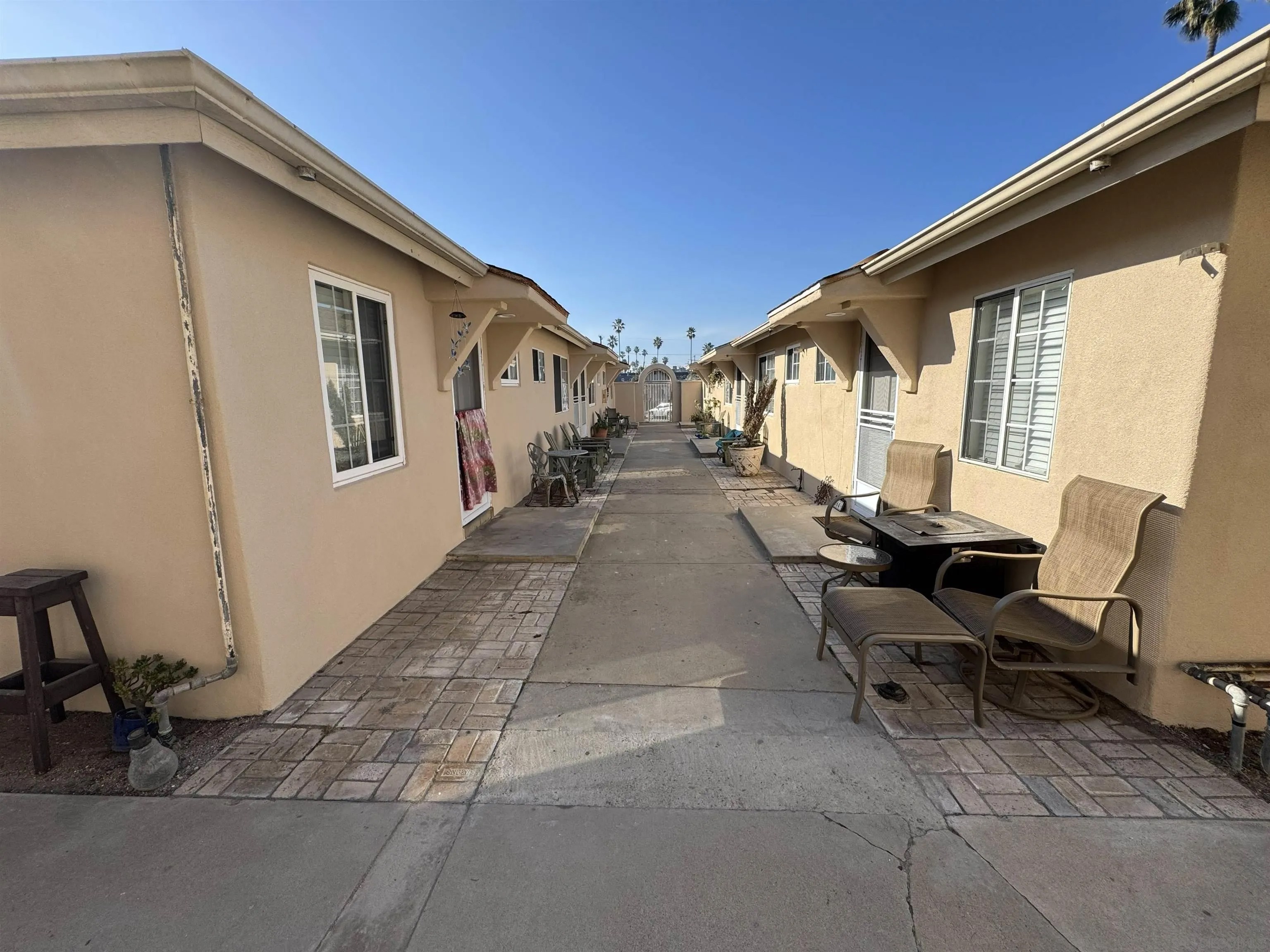 5062.5 Santa Monica Ave 5062.5