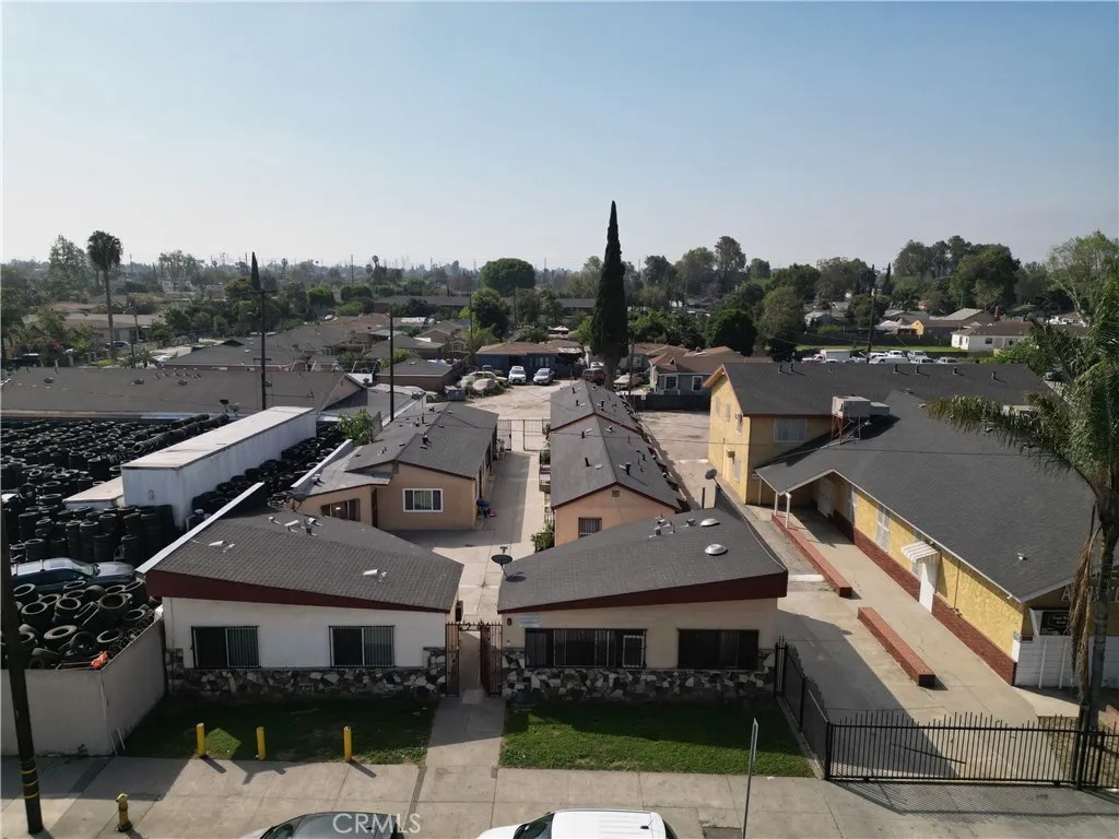 4244 E Compton