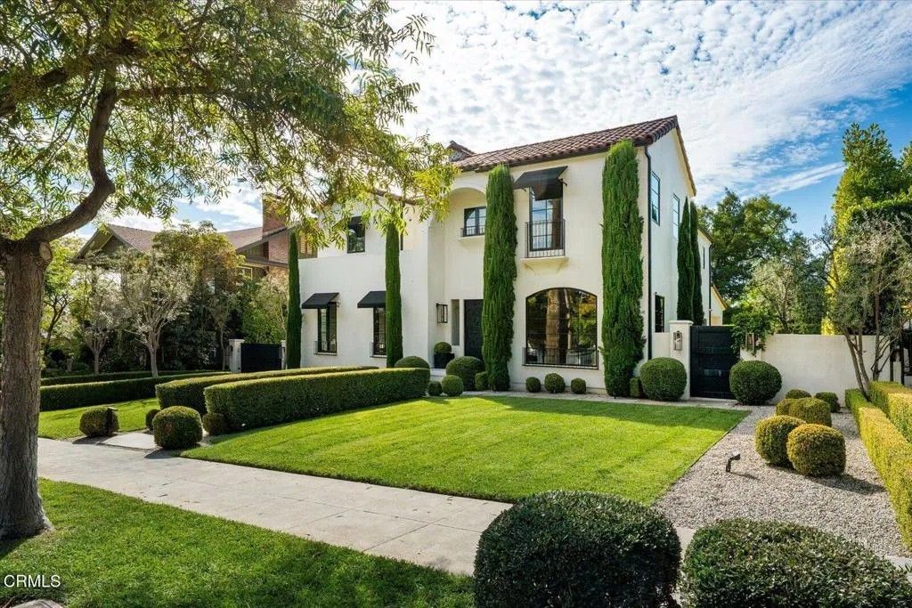 Photo of 1329 Campbell Street, Glendale, CA 91207 (MLS # P1-24543)