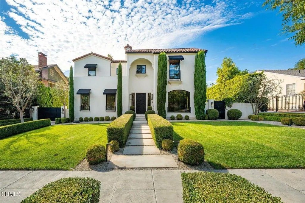Photo of 1329 Campbell Street, Glendale, CA 91207 (MLS # P1-24543)