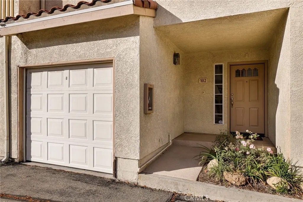 Photo of 5799 Freebird Lane #102, Oak Park, CA 91377 (MLS # SR26068896)