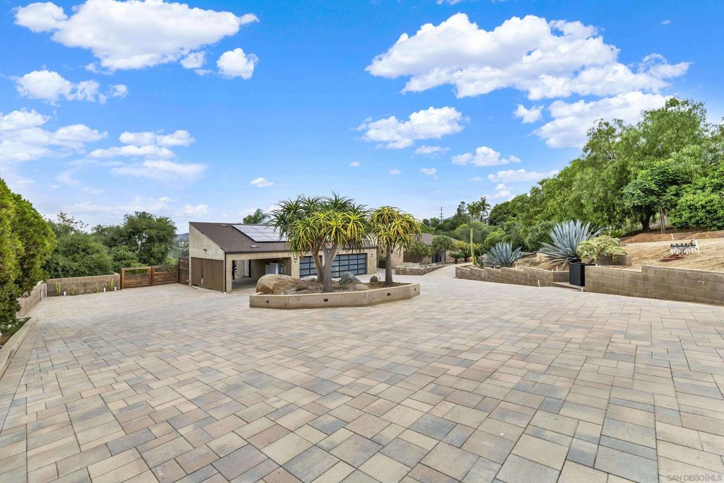 Photo of 16117 Martincoit Rd, Poway, CA 92064 (MLS # 260008854)