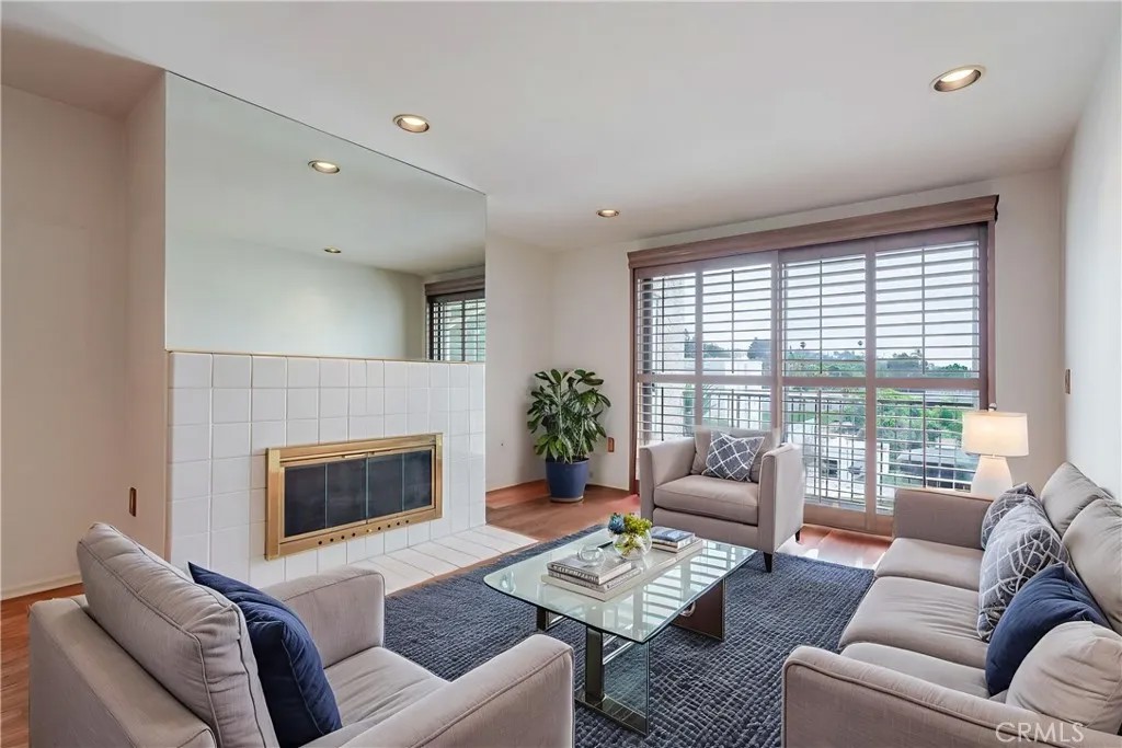 1942 Grace Avenue 223