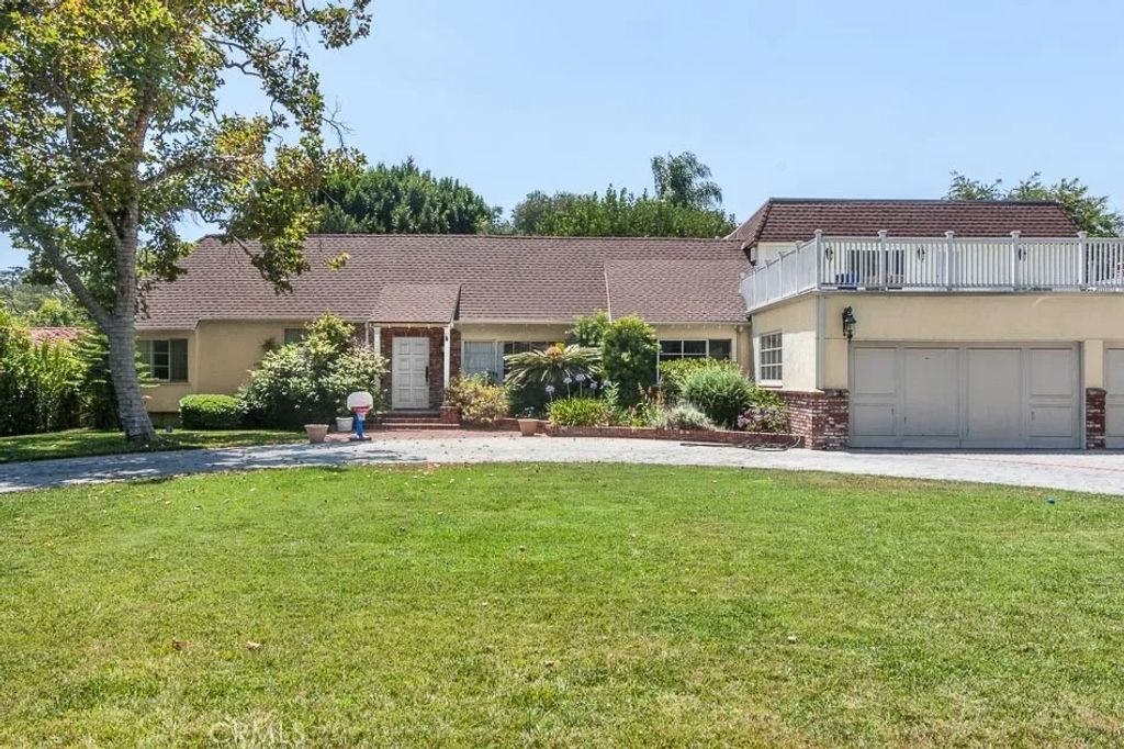 Photo of 4645 Ledge Avenue, Toluca Lake, CA 91602 (MLS # SR26000764)