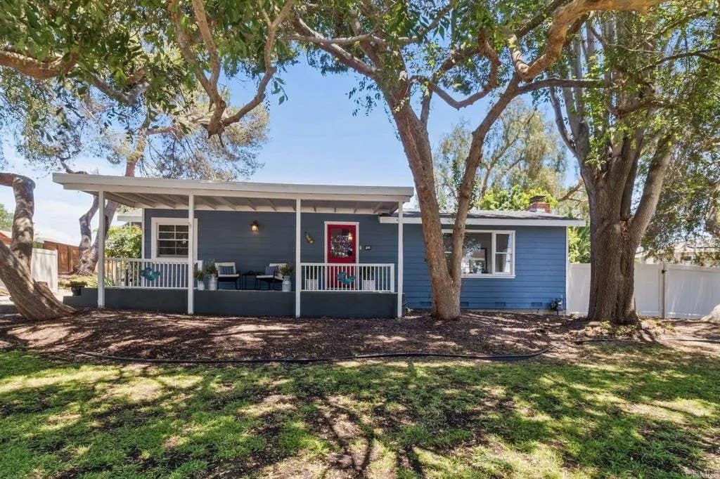 Photo of 916 Sunset Dr, Vista, CA 92081 (MLS # NDP2606745)
