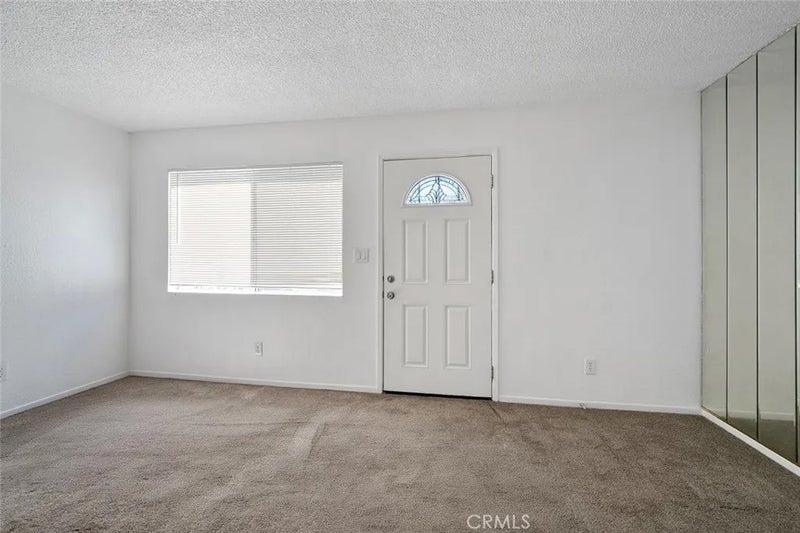 1911 N Summit