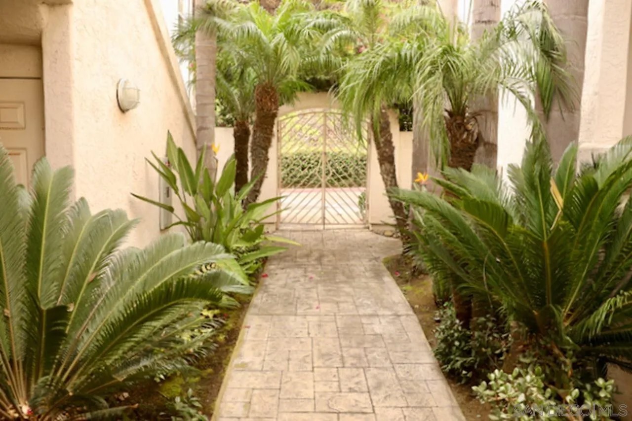 2862 Torrey Pines Rd