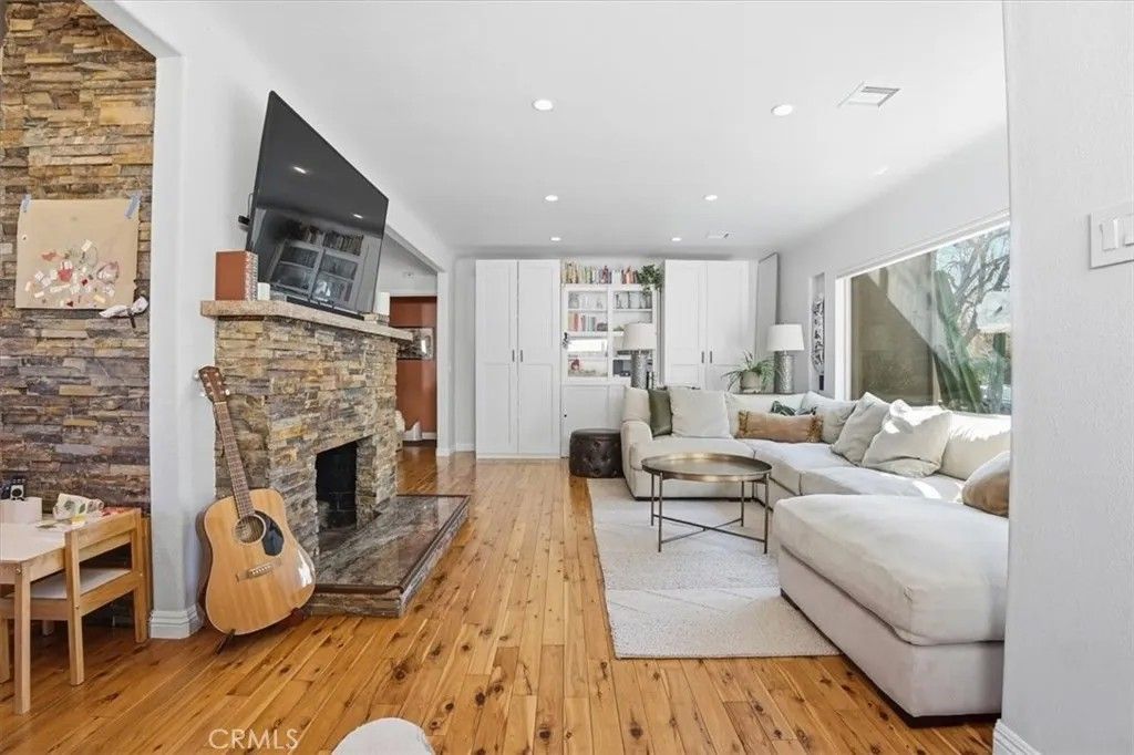 Photo of 1030 N Cordova St, Burbank, CA 91505 (MLS # SB26026836)