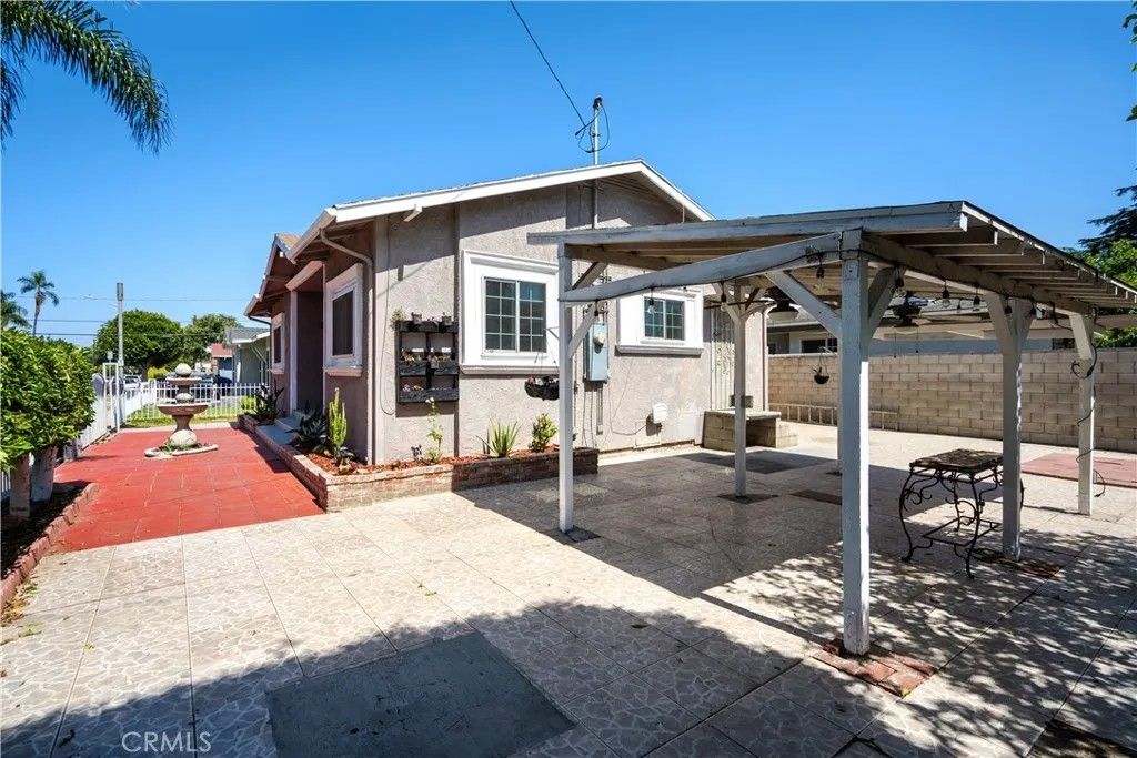 Photo of 400 E Buckthorn Street, Inglewood, CA 90301 (MLS # IG25280868)