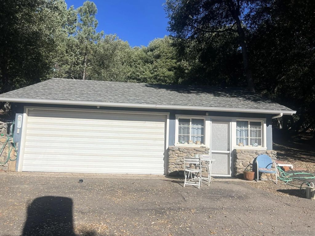 Photo of 4664 Luneta Dr, Julian, CA 92036 (MLS # 250046017)