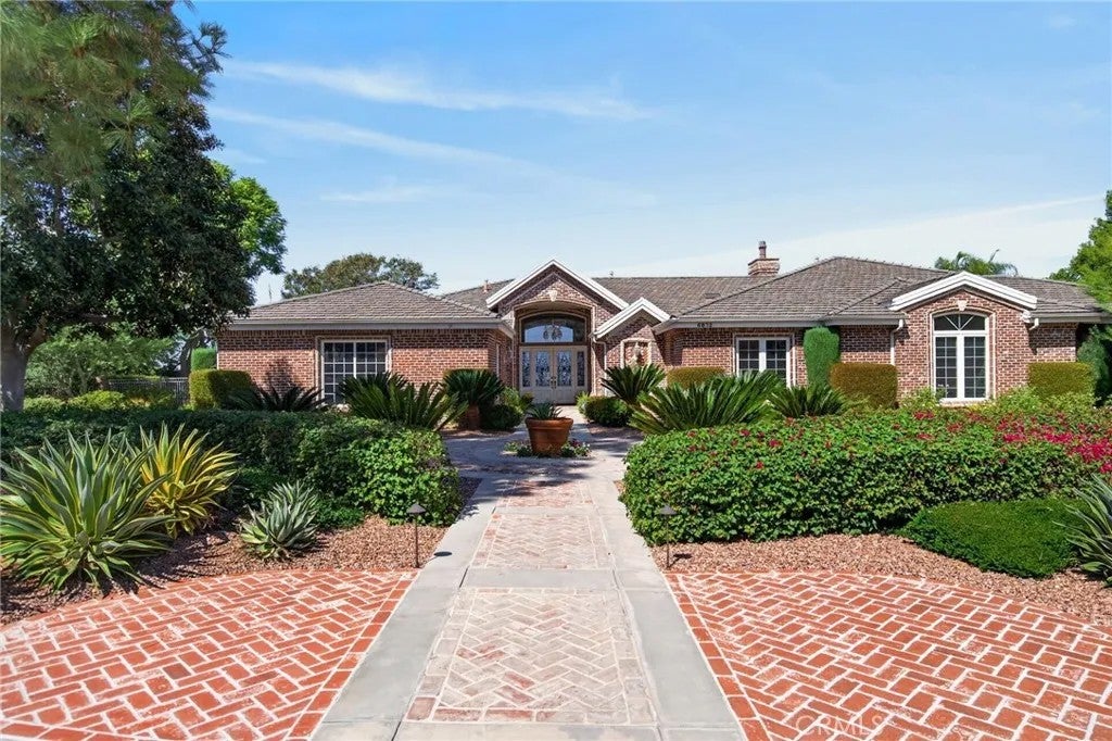 6872 Chartwell