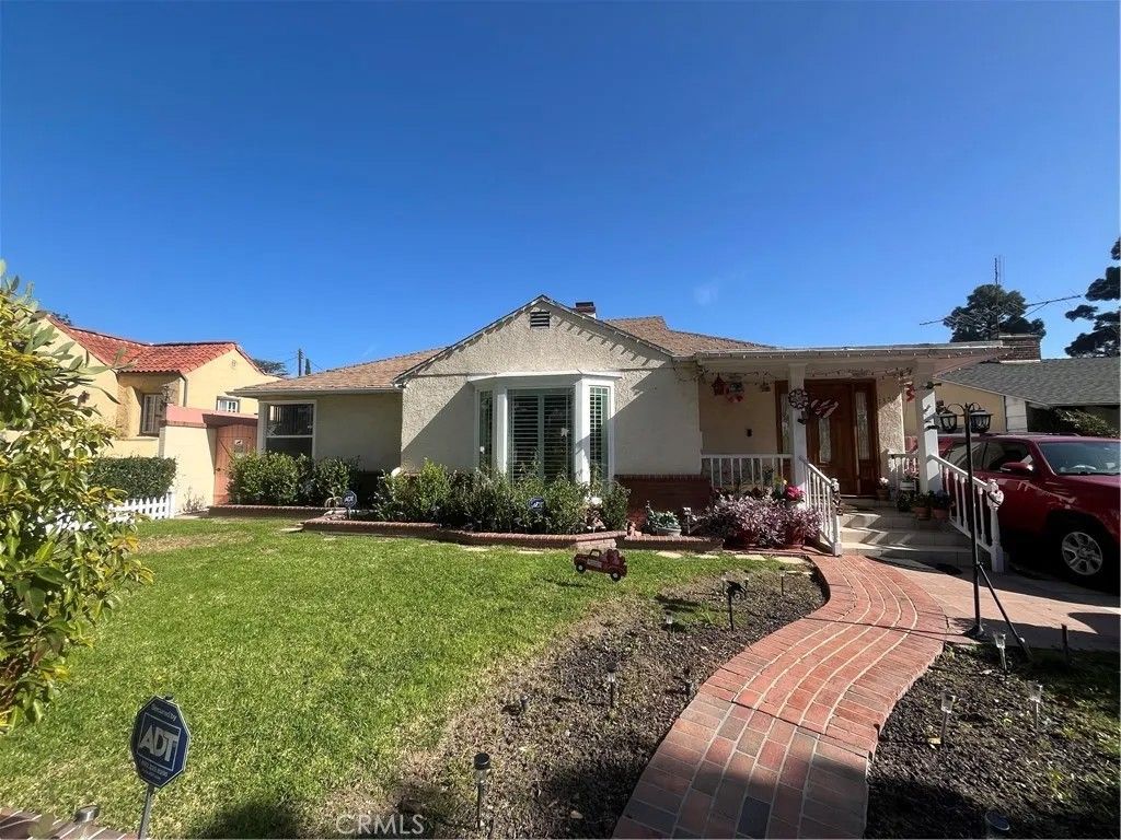 Photo of 1350 Graynold Avenue, Glendale, CA 91202 (MLS # CV26037888)