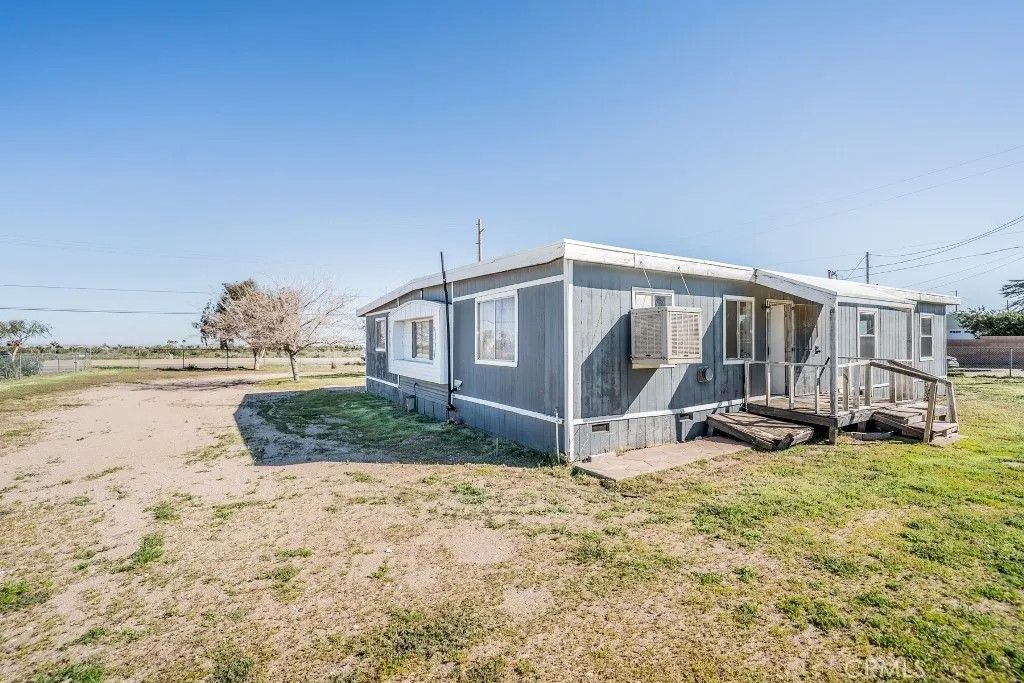 Photo of 11025 Phelen Road, Oak Hills, CA 92344 (MLS # CV26052561)