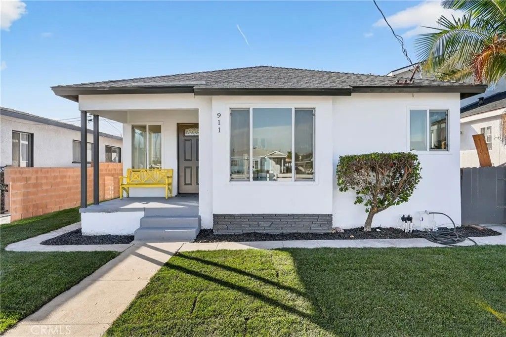 Photo of 911 Hawaiian Ave, Wilmington, CA 90744 (MLS # DW26010378)