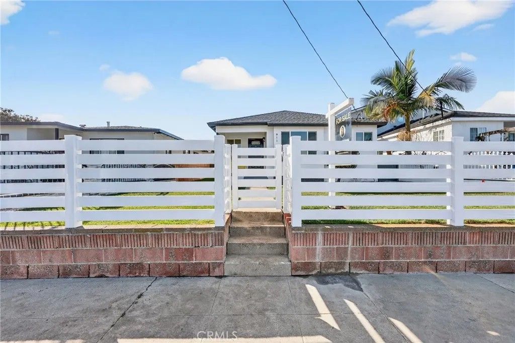 Photo of 911 Hawaiian Ave, Wilmington, CA 90744 (MLS # DW26010378)