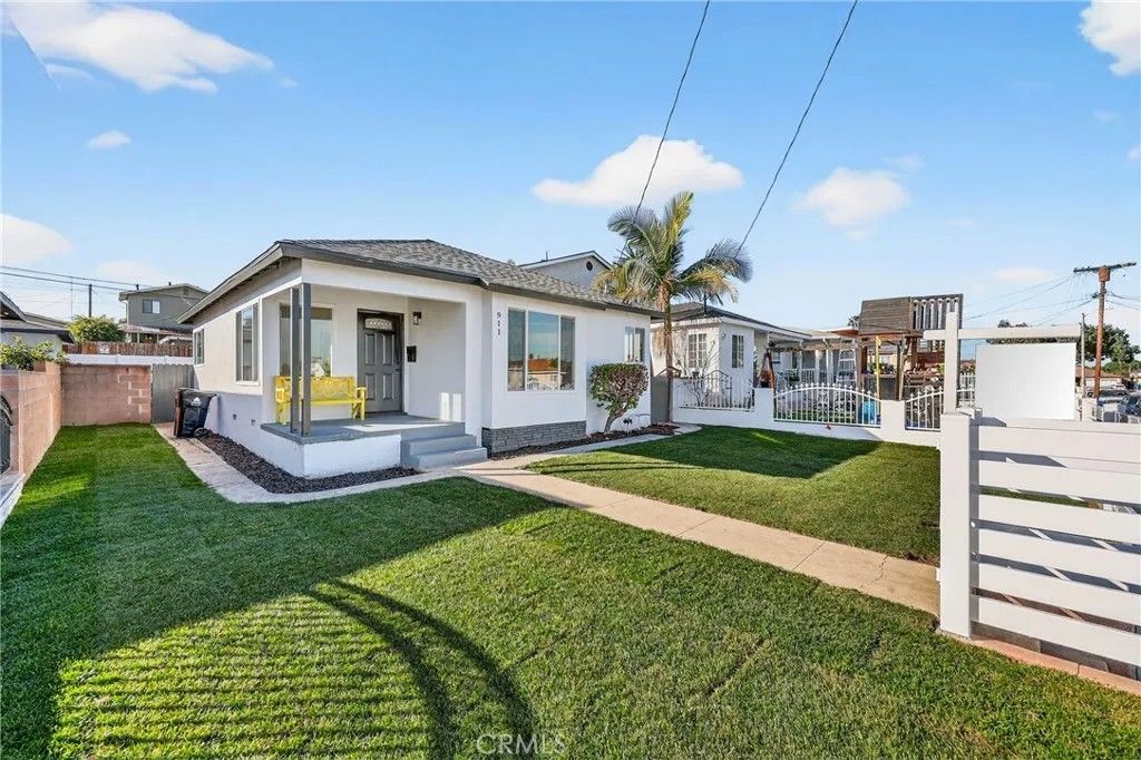 Photo of 911 Hawaiian Ave, Wilmington, CA 90744 (MLS # DW26010378)