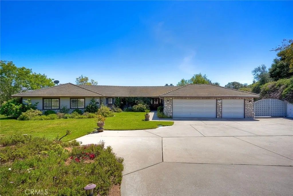 Photo of 1923 Vista del Norte, Fallbrook, CA 92028 (MLS # PW26069919)