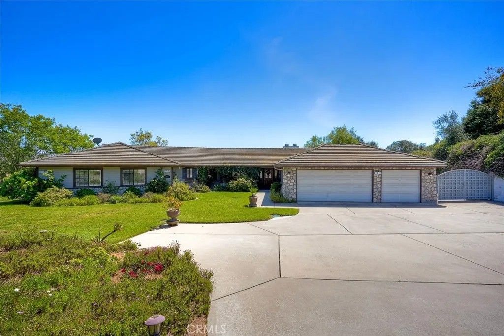 Photo of 1923 Vista del Norte, Fallbrook, CA 92028 (MLS # PW26069919)